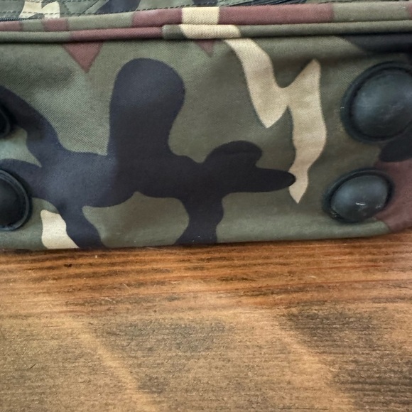 Rockland Camo travel bag. 3 zippered pockets flap to slide on luggage handle - Picture 10 of 12